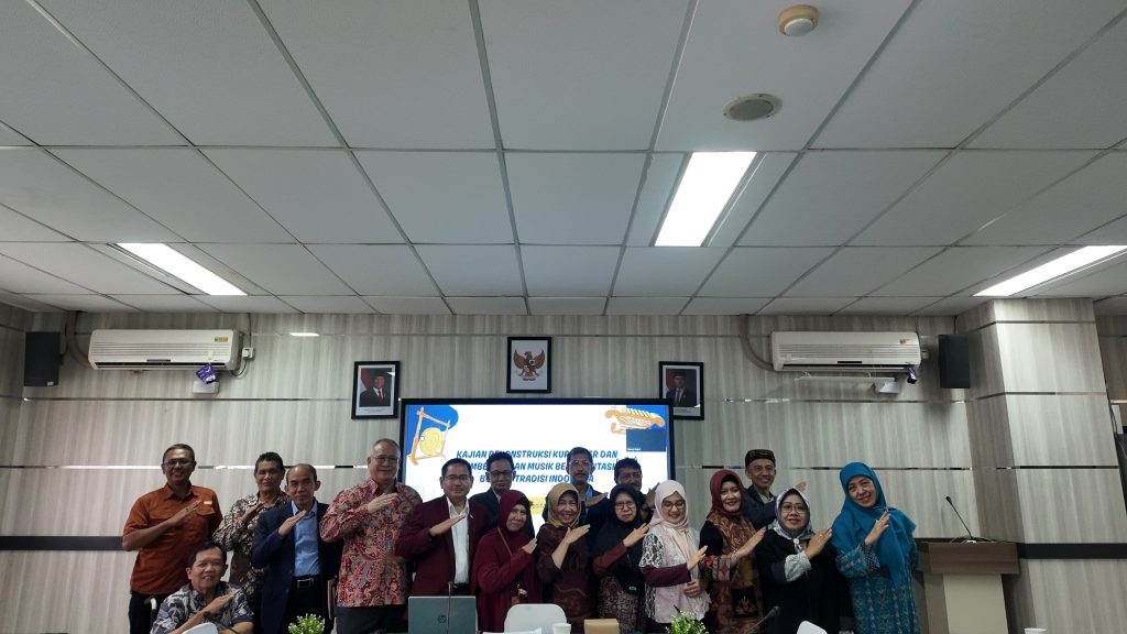 “Calon Guru Besar SPs UPI Paparkan Rekonstruksi Kurikulum Musik Berorientasi Budaya Tradisi Indonesia”