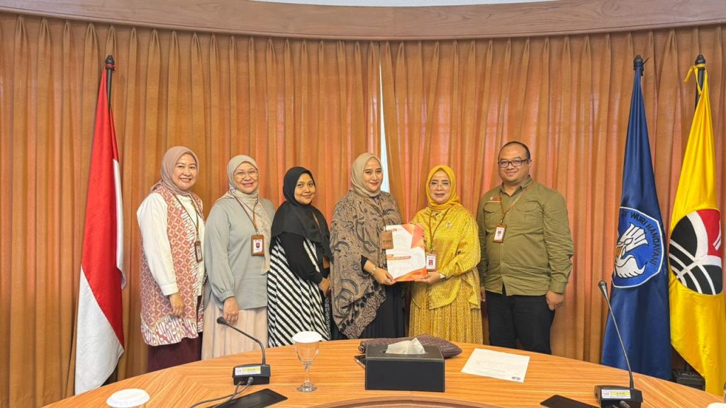 “Penyerahan SK Pengangkatan Pegawai Tetap UPI: Komitmen Menguatkan Profesionalisme Dosen”