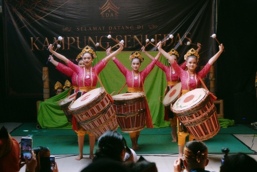 “ARTS EDU TRIP 2026: Mahasiswa Internasional UPI dari China Jelajahi Kekayaan Budaya Sunda di Kampung Seni EDAS Bogor”