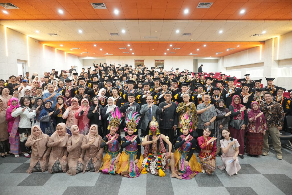 “Luluskan 213 Wisudawan dan Wisudawati, Perkuat Kebersamaan melalui Nyanyi Bareng Keluarga Besar SPs UPI”